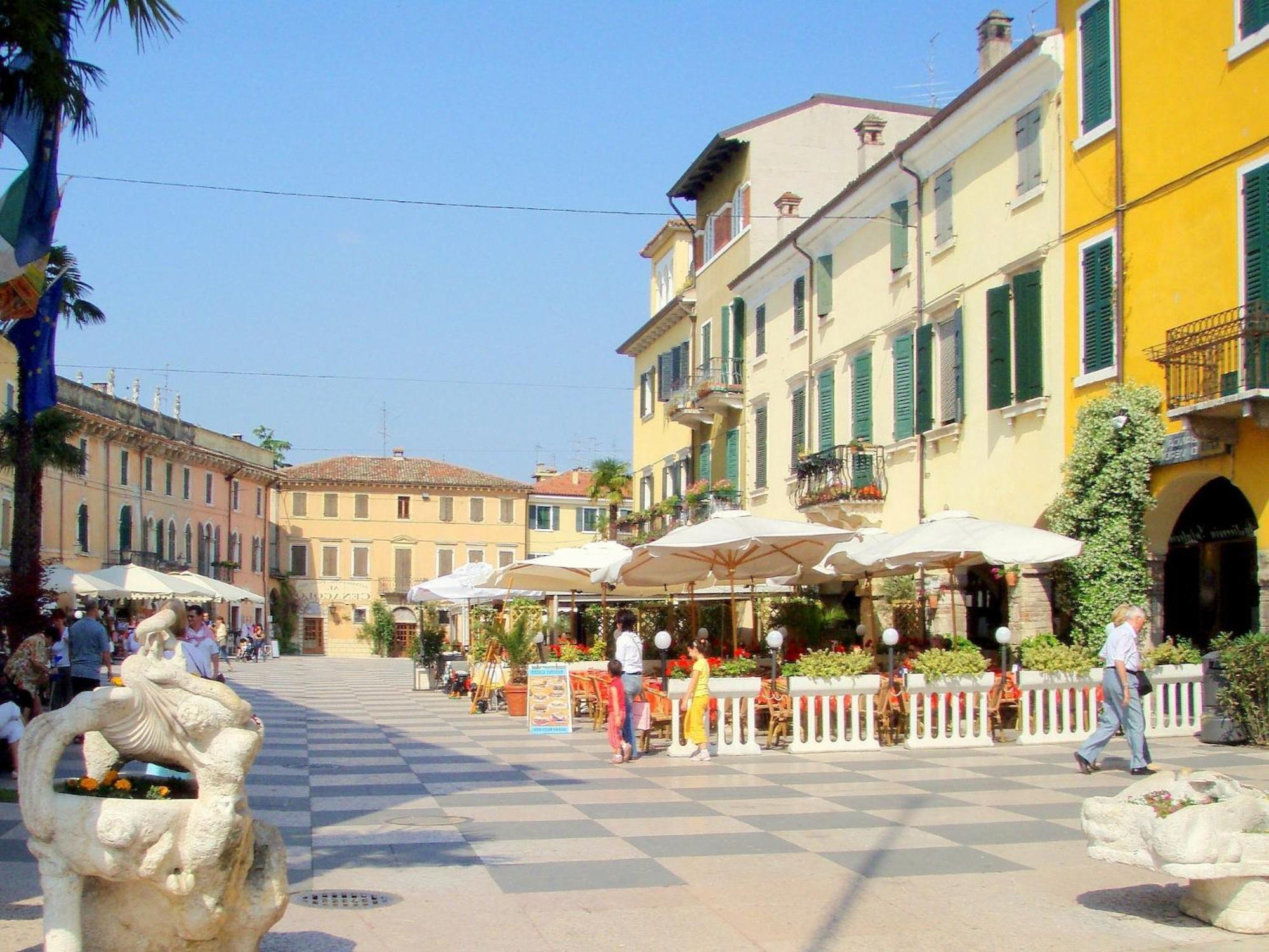 Enticing Holiday Home In Lazise With Swimming Pool Eksteriør bilde