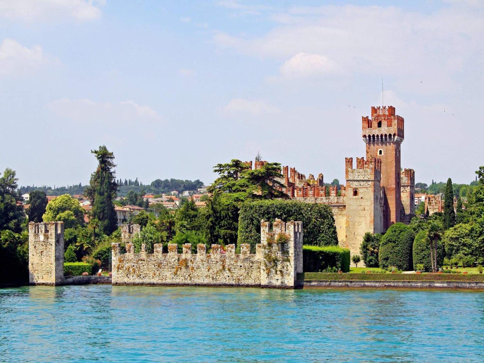 Enticing Holiday Home In Lazise With Swimming Pool Eksteriør bilde