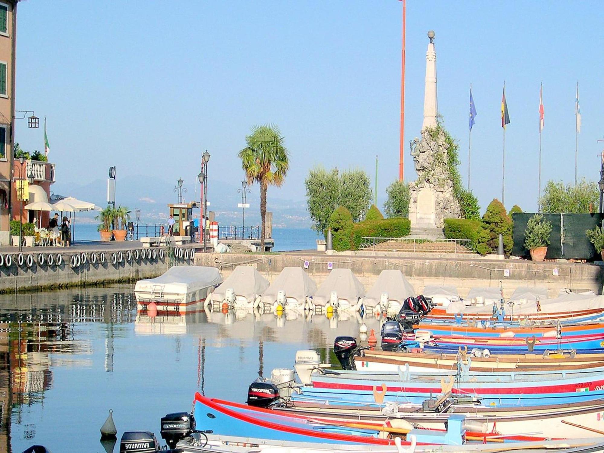 Enticing Holiday Home In Lazise With Swimming Pool Eksteriør bilde