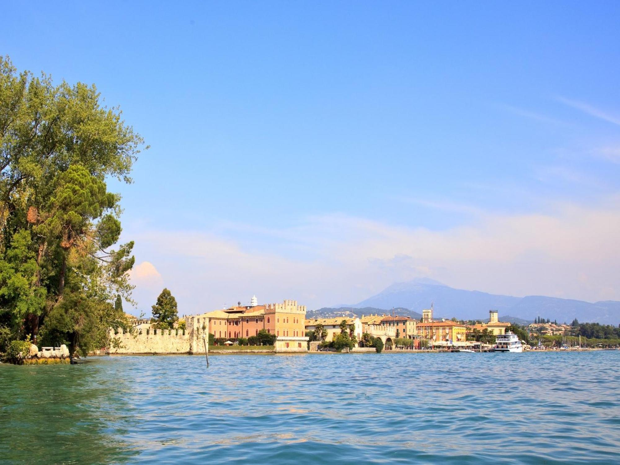 Enticing Holiday Home In Lazise With Swimming Pool Eksteriør bilde