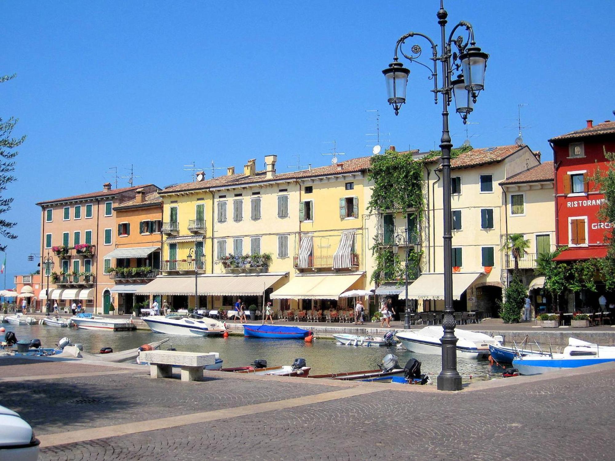 Enticing Holiday Home In Lazise With Swimming Pool Eksteriør bilde