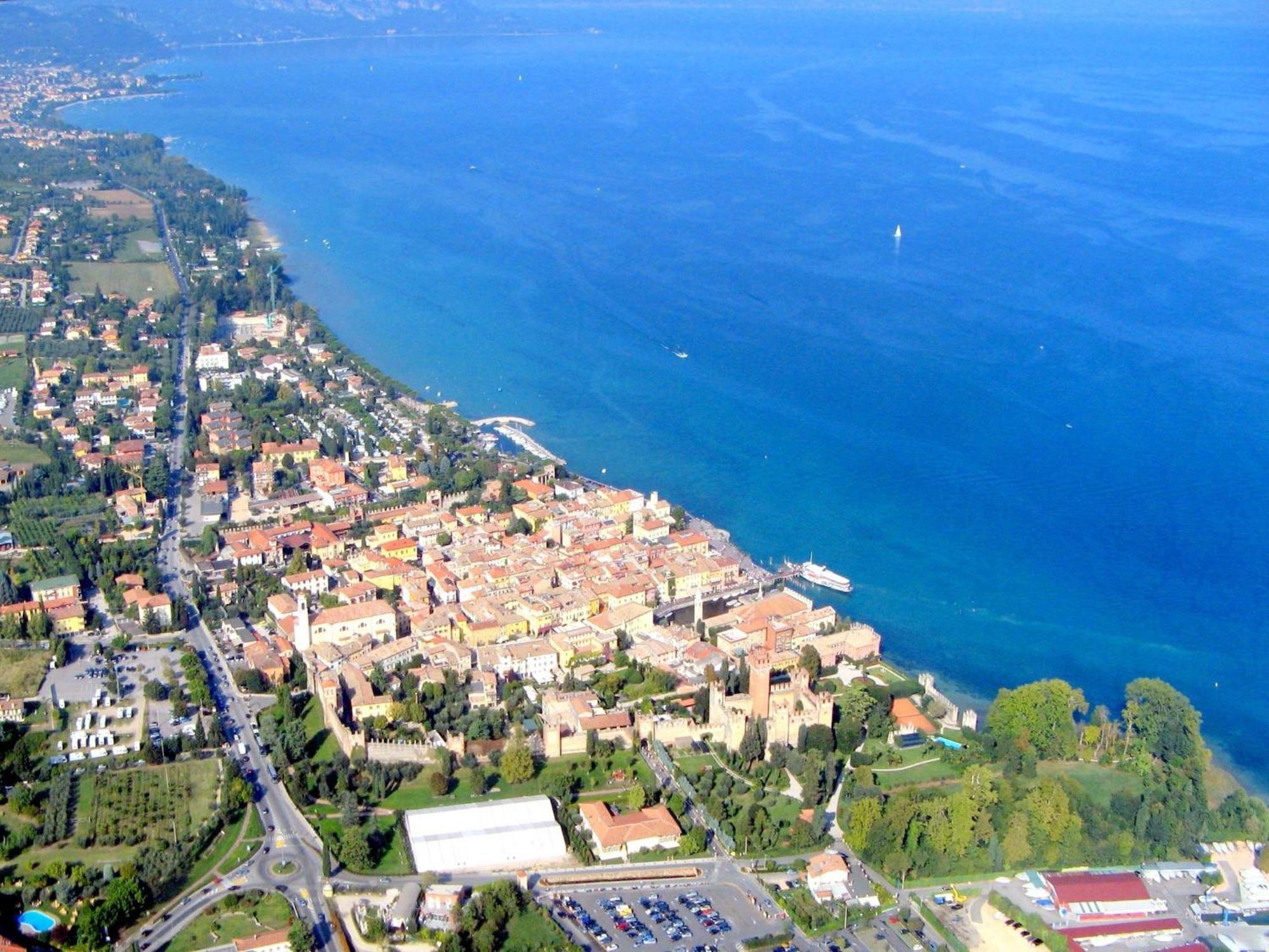 Enticing Holiday Home In Lazise With Swimming Pool Eksteriør bilde